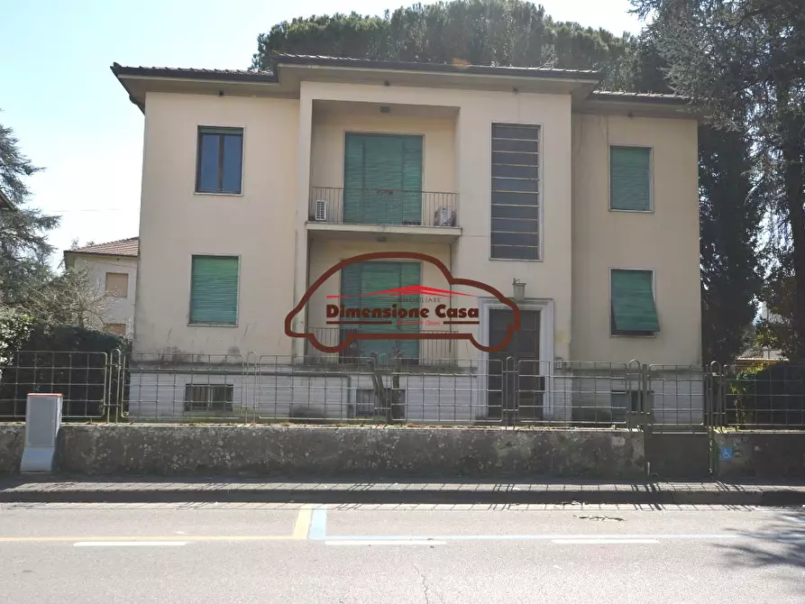 Immagine 1 di Villa in vendita  a Lucca