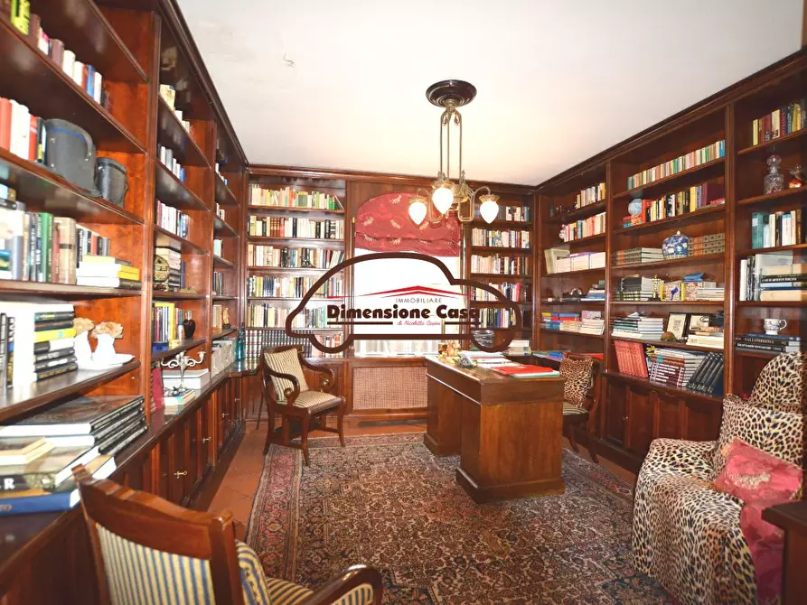 Immagine 11 di Villa in vendita  a Capannori