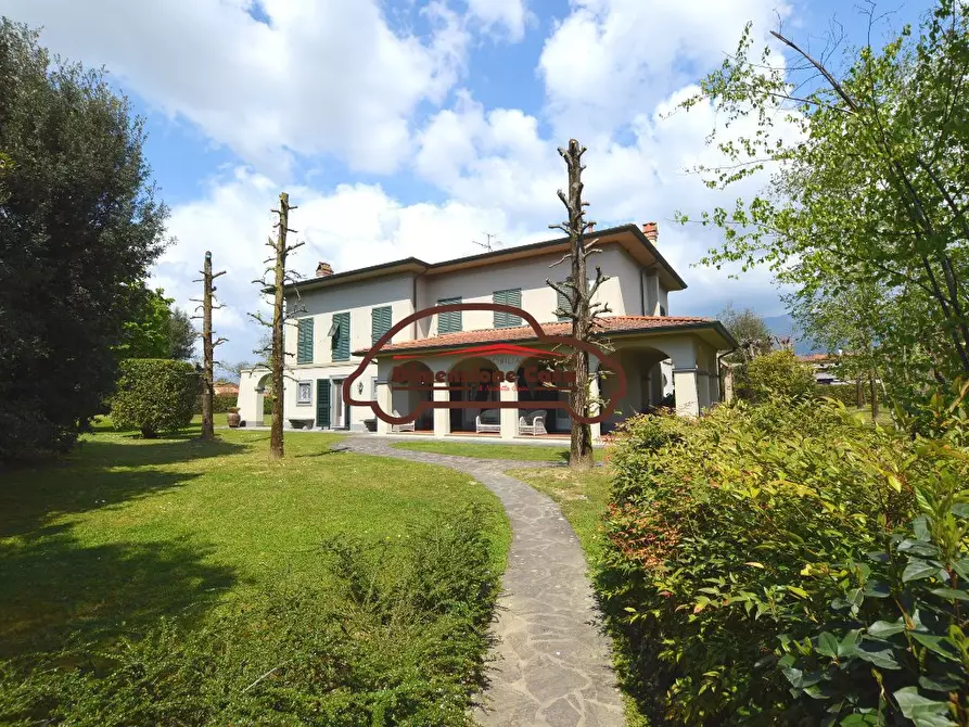 Immagine 2 di Villa in vendita  a Capannori