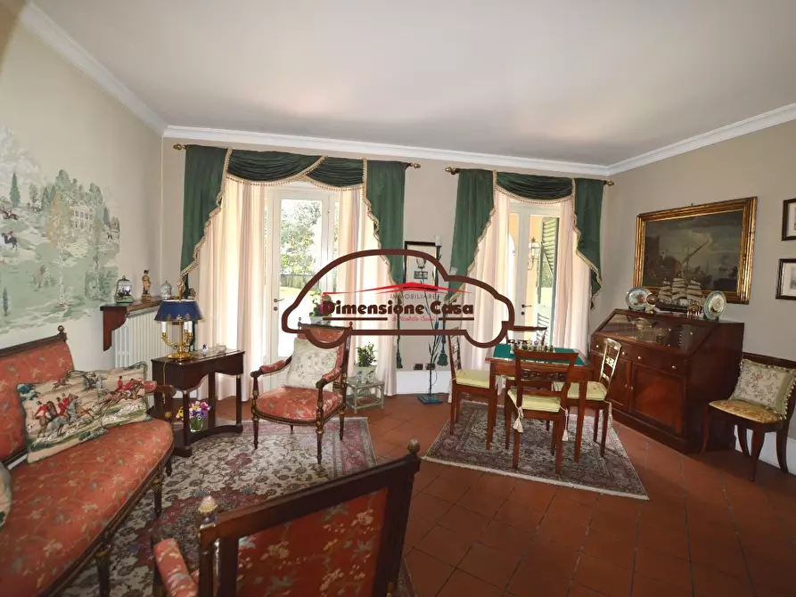 Immagine 10 di Villa in vendita  a Capannori