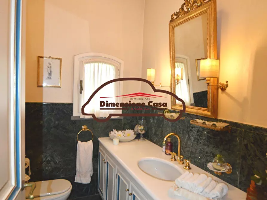 Immagine 14 di Villa in vendita  a Capannori