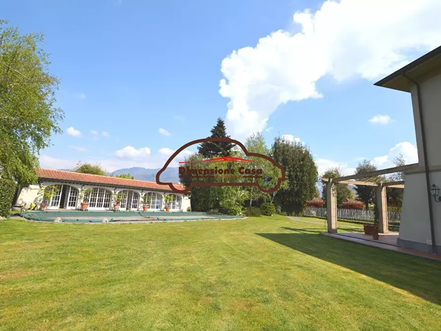 Immagine 4 di Villa in vendita  a Capannori