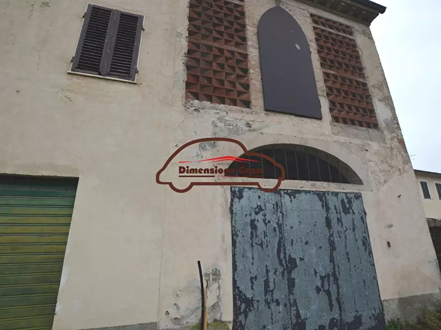 Immagine 2 di Deposito in vendita  a Lucca