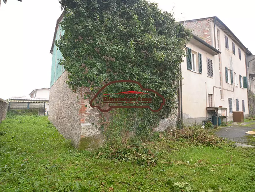 Immagine 3 di Deposito in vendita  a Lucca