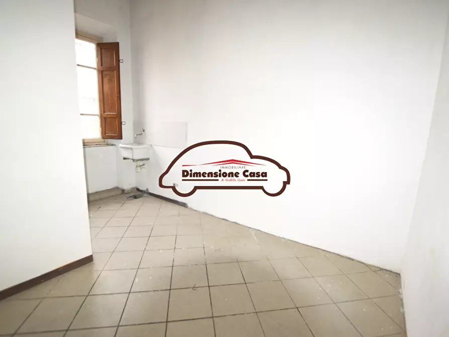 Immagine 5 di Locale commerciale in affitto  a Lucca