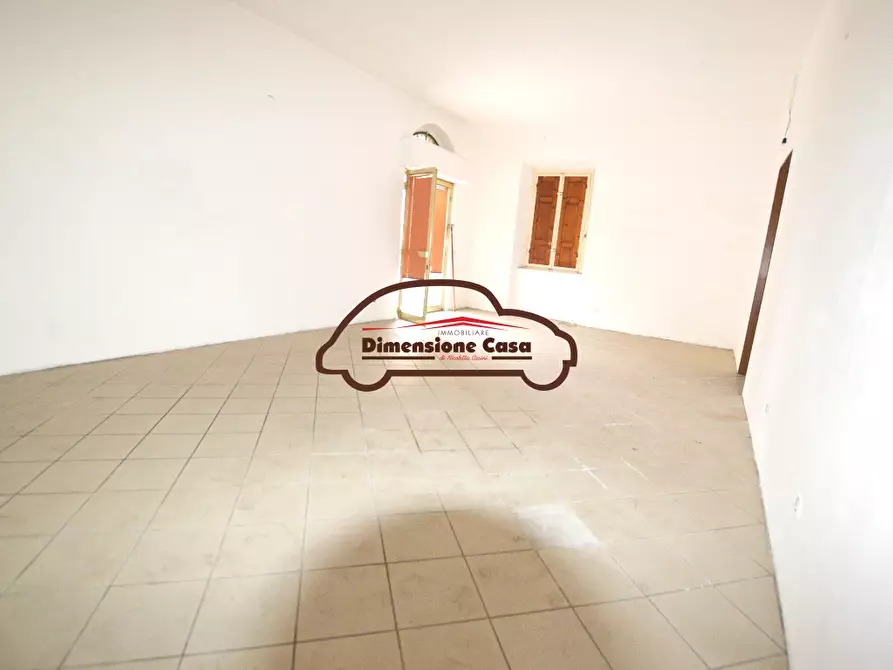 Immagine 3 di Locale commerciale in affitto  a Lucca