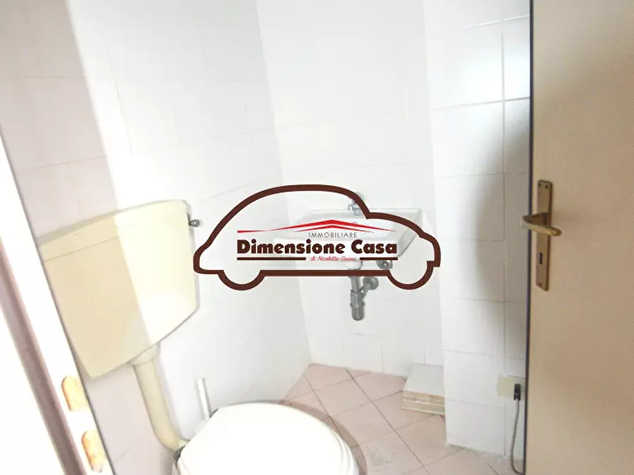 Immagine 7 di Locale commerciale in affitto  a Lucca