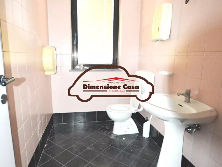 Immagine 7 di Ufficio in affitto  a Lucca