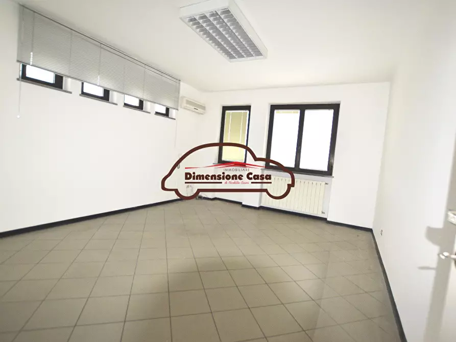 Immagine 3 di Ufficio in affitto  a Lucca