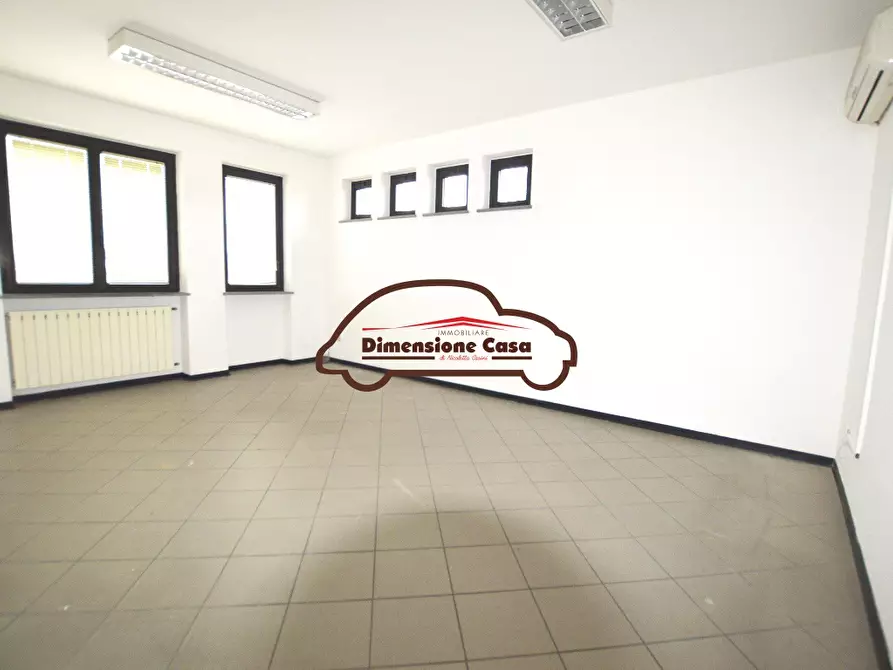 Immagine 4 di Ufficio in affitto  a Lucca