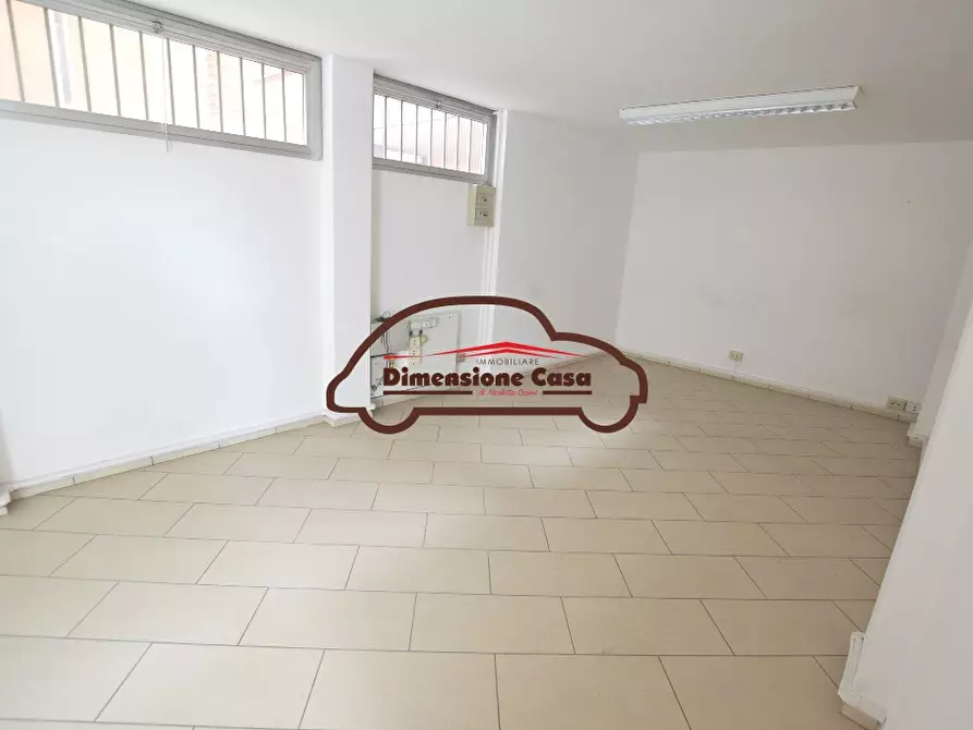 Immagine 2 di Ufficio in affitto  a Lucca