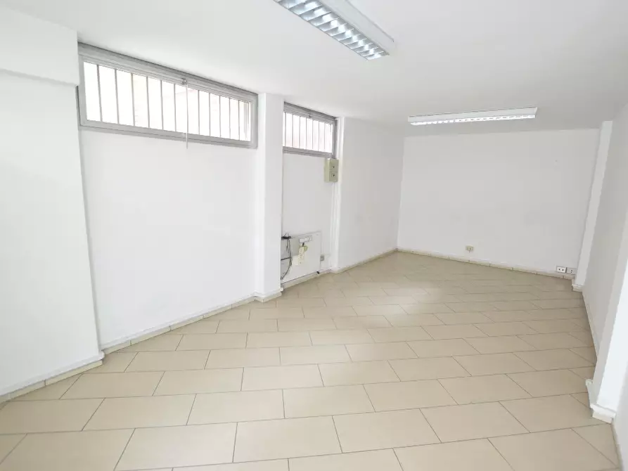 Immagine 3 di Ufficio in affitto  a Lucca