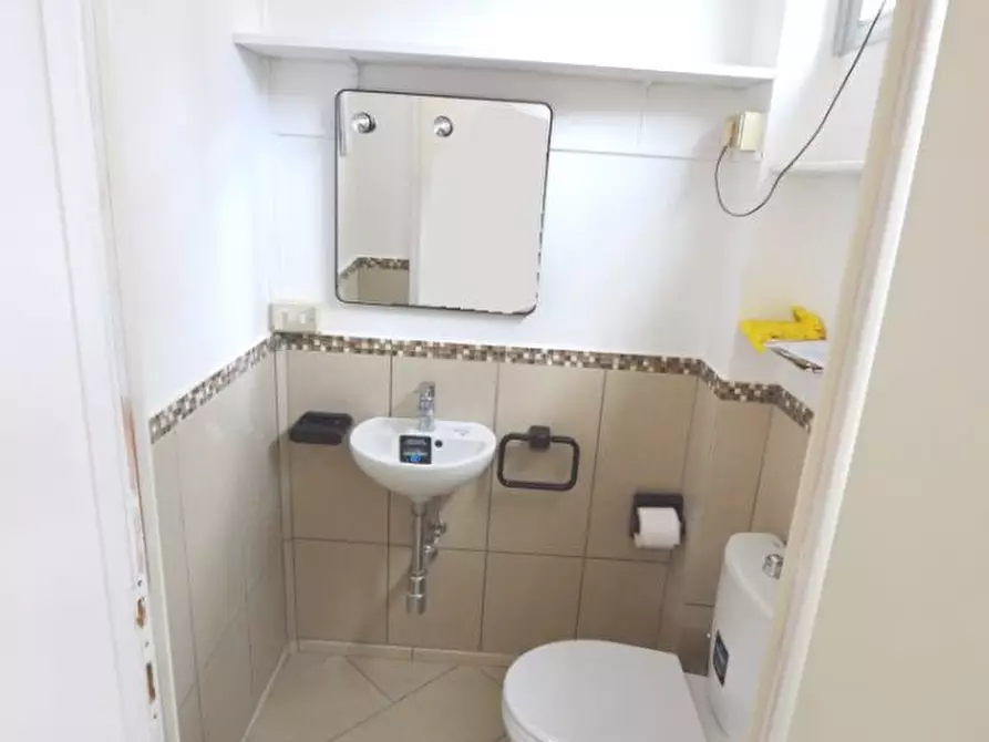 Immagine 8 di Ufficio in affitto  a Lucca