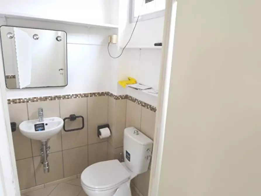 Immagine 7 di Ufficio in affitto  a Lucca