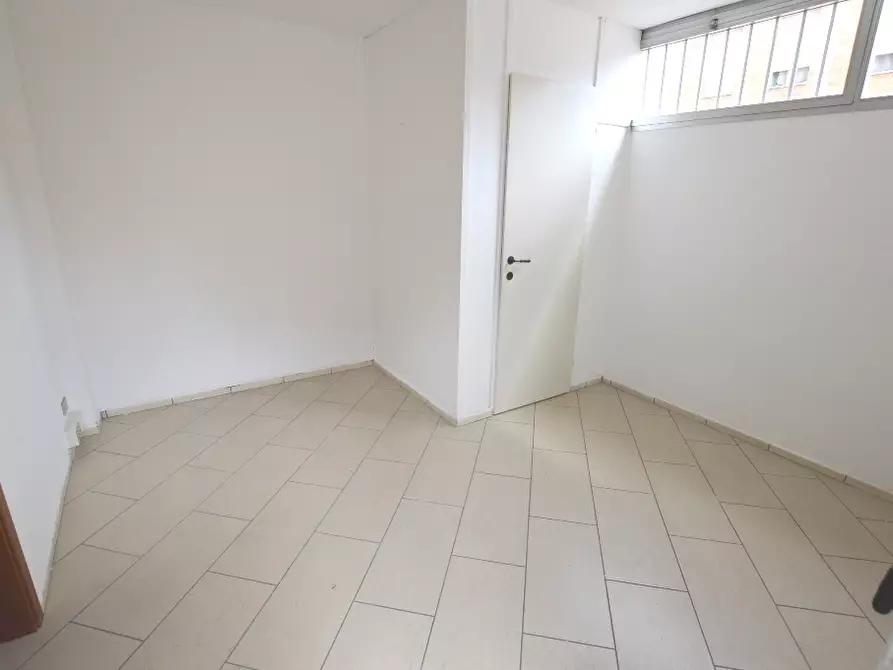 Immagine 5 di Ufficio in affitto  a Lucca