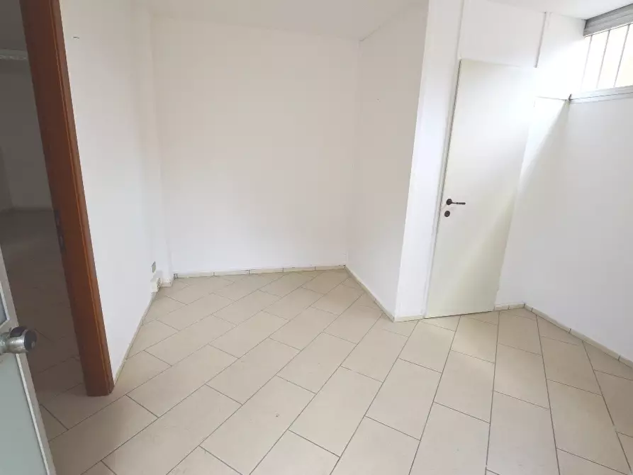 Immagine 6 di Ufficio in affitto  a Lucca