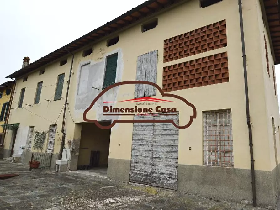 Immagine 1 di Casa colonica in vendita  a Lucca