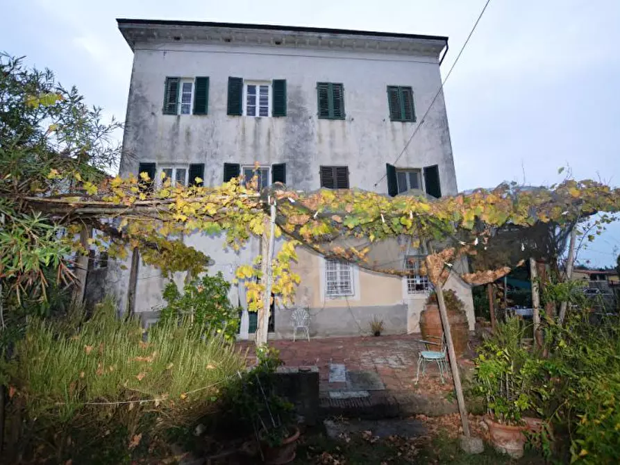 Immagine 1 di Villa in vendita  a Capannori