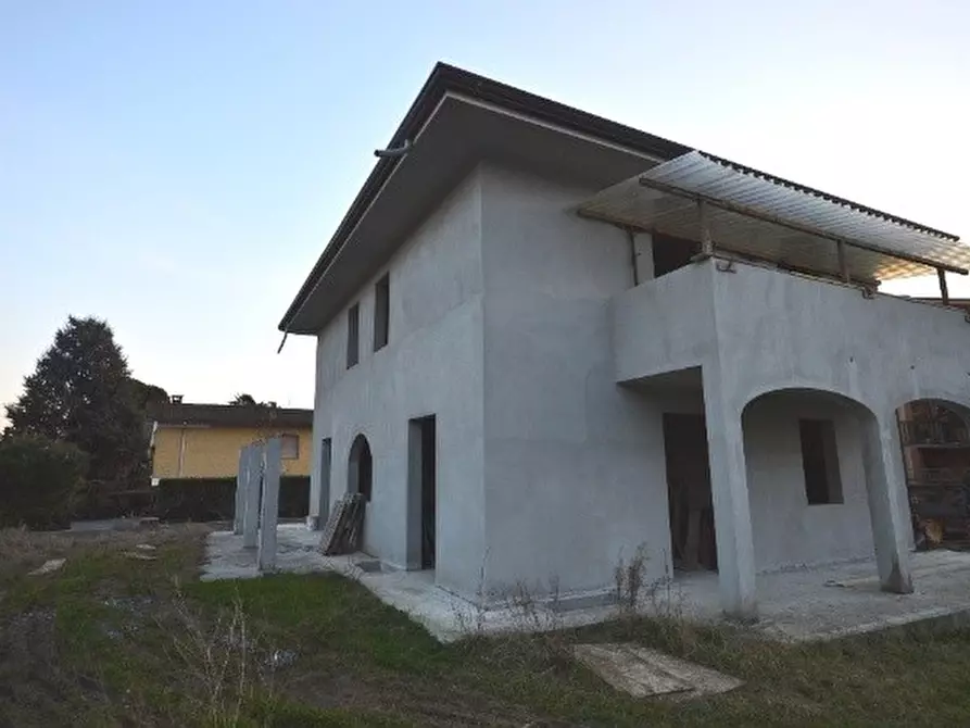 Immagine 3 di Villa in vendita  a Capannori