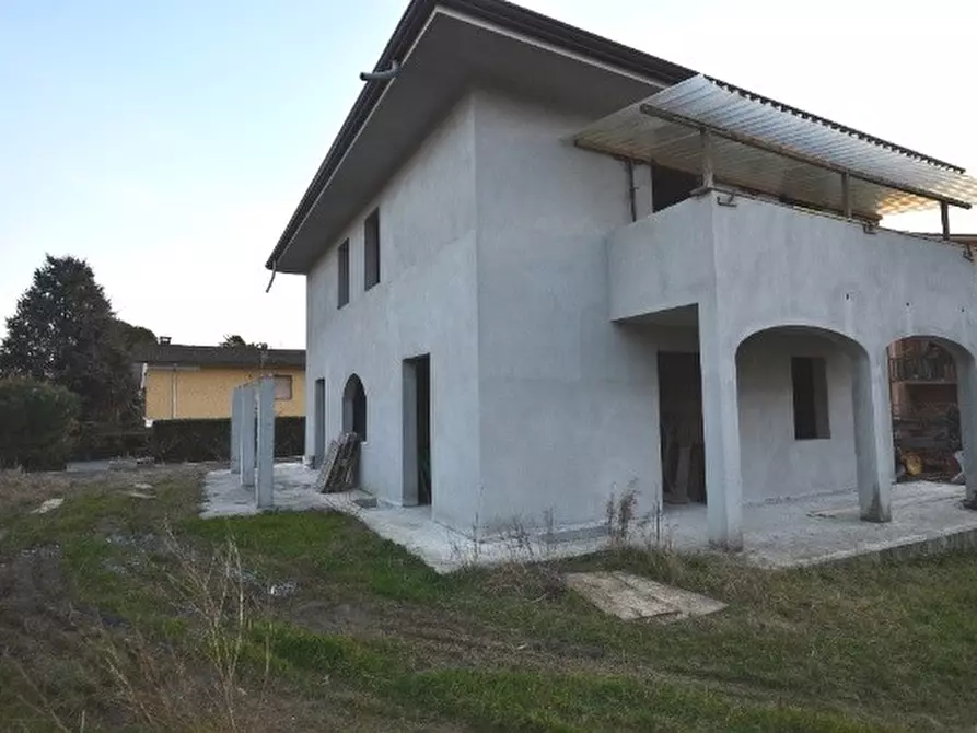 Immagine 2 di Villa in vendita  a Capannori