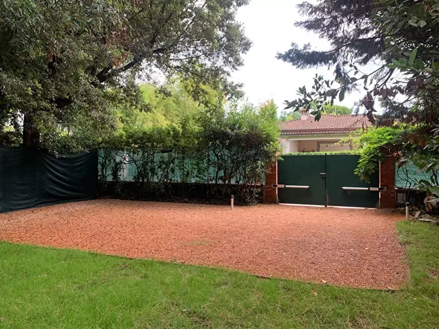 Immagine 2 di Villa in vendita  a Forte Dei Marmi