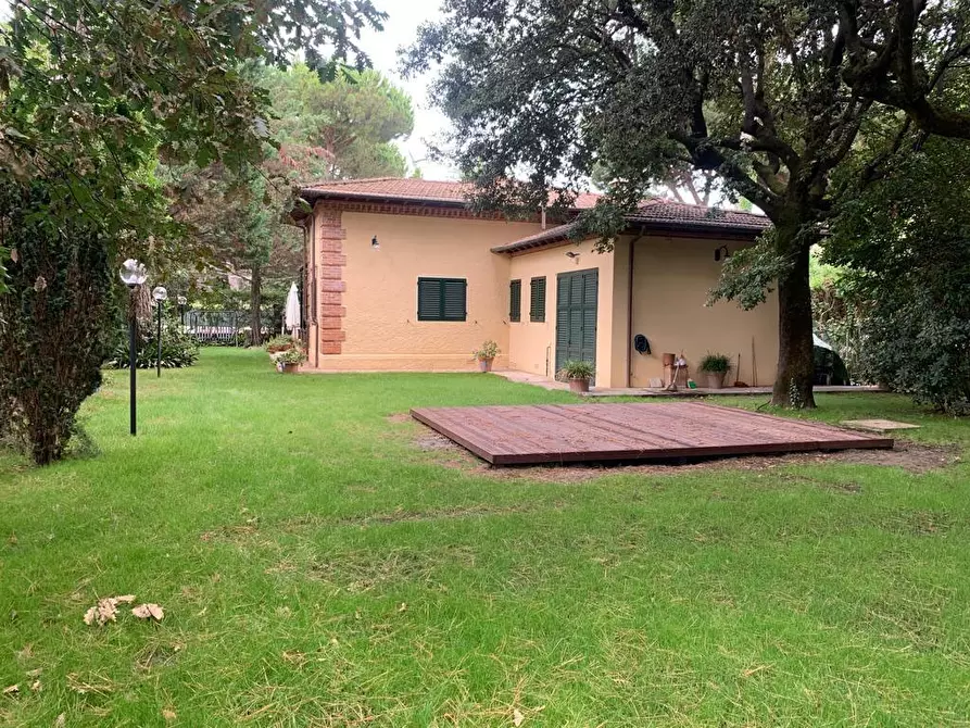 Immagine 3 di Villa in vendita  a Forte Dei Marmi