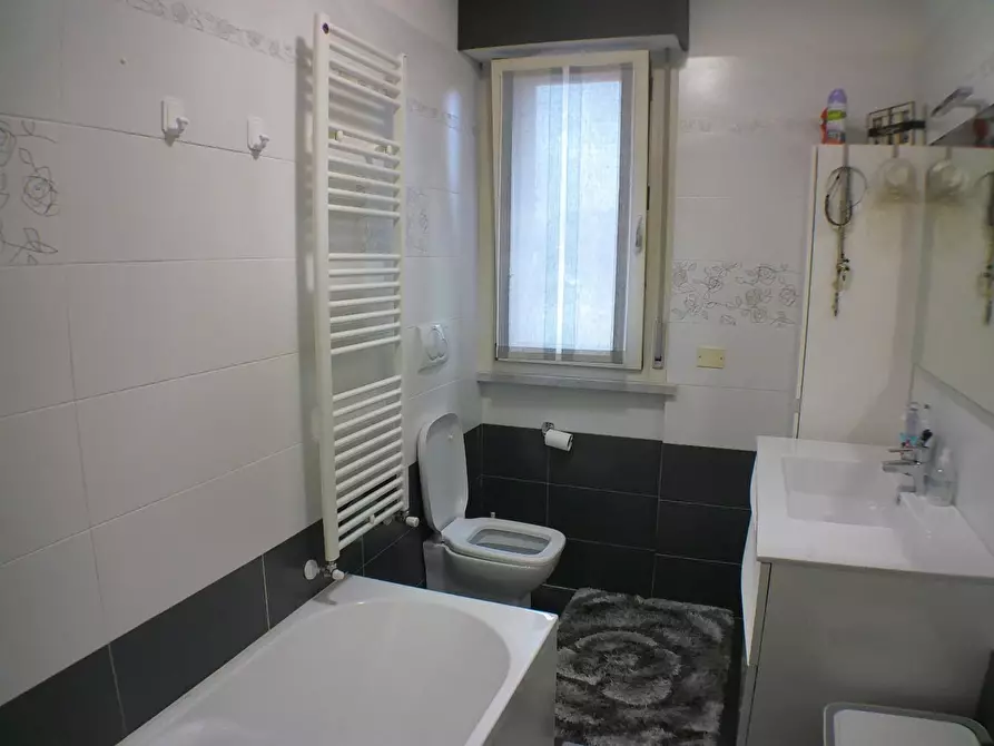 Immagine 21 di Appartamento in vendita  a Carrara