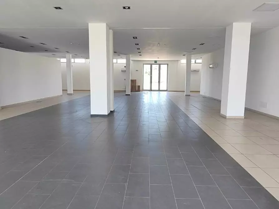 Immagine 2 di Locale commerciale in affitto  a Sarzana