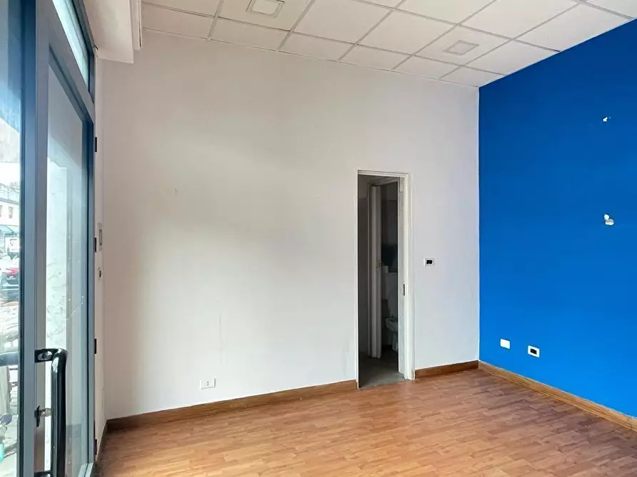 Immagine 4 di Locale commerciale in vendita  a Massa