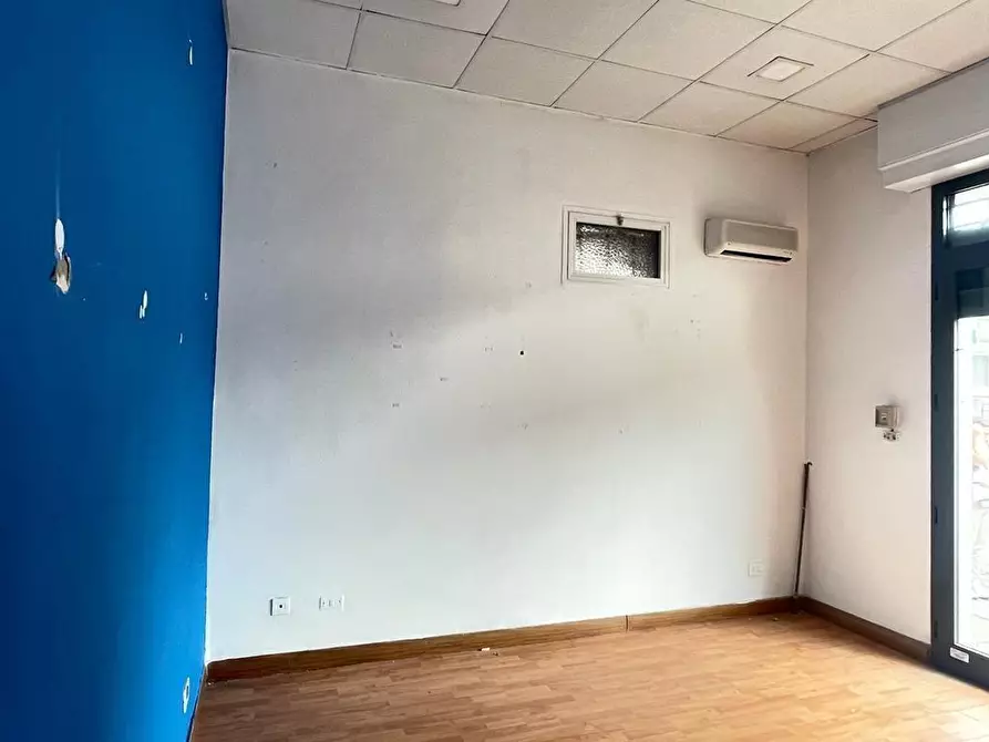 Immagine 5 di Locale commerciale in vendita  a Massa