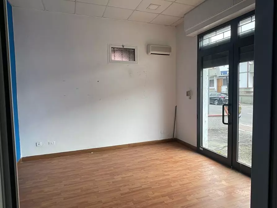 Immagine 2 di Locale commerciale in vendita  a Massa