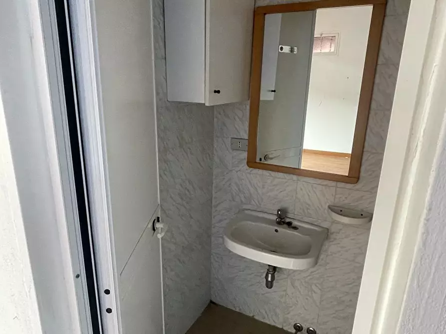 Immagine 8 di Locale commerciale in vendita  a Massa