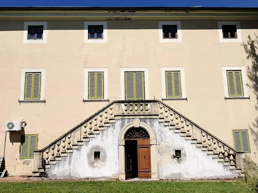 Immagine 2 di Villa in vendita  a Collesalvetti
