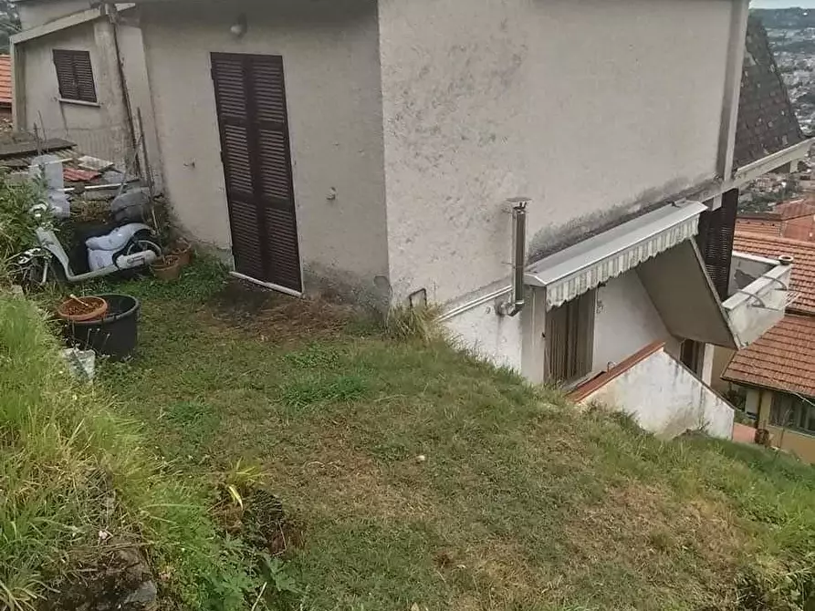 Immagine 1 di Casa indipendente in vendita  a Massa