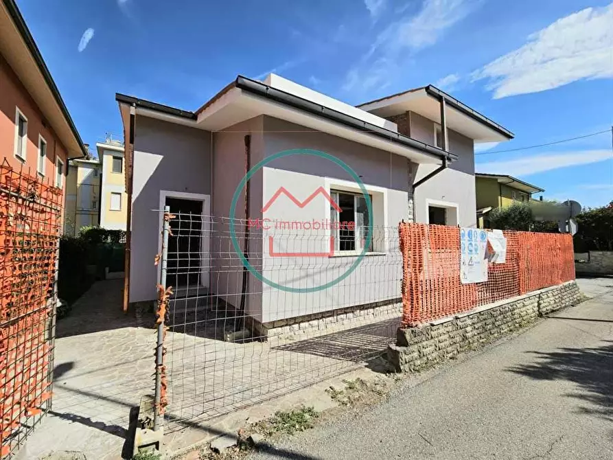 Immagine 1 di Villa in vendita  a Ponte Buggianese