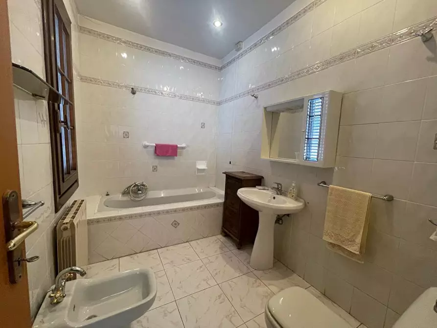 Immagine 17 di Villa in vendita  a Viareggio