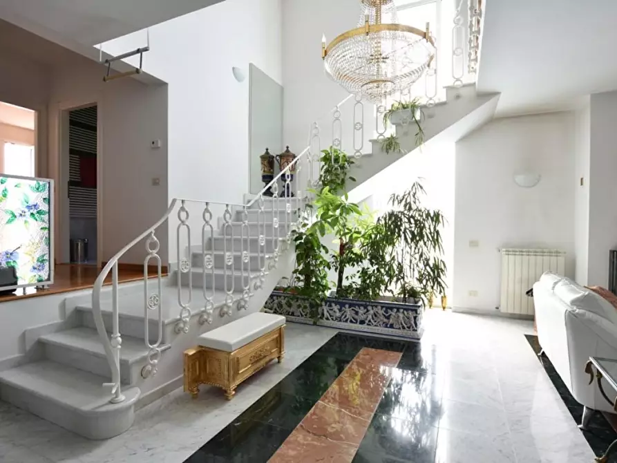 Immagine 2 di Villa in vendita  a Calcinaia