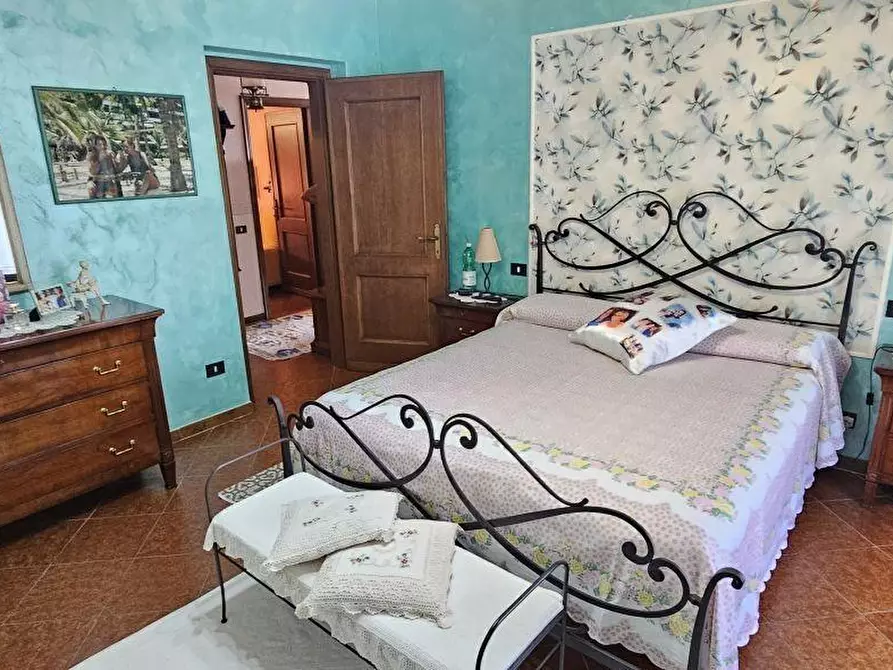 Immagine 39 di Villa in vendita  a Massa