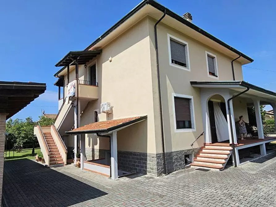 Immagine 2 di Villa in vendita  a Massa