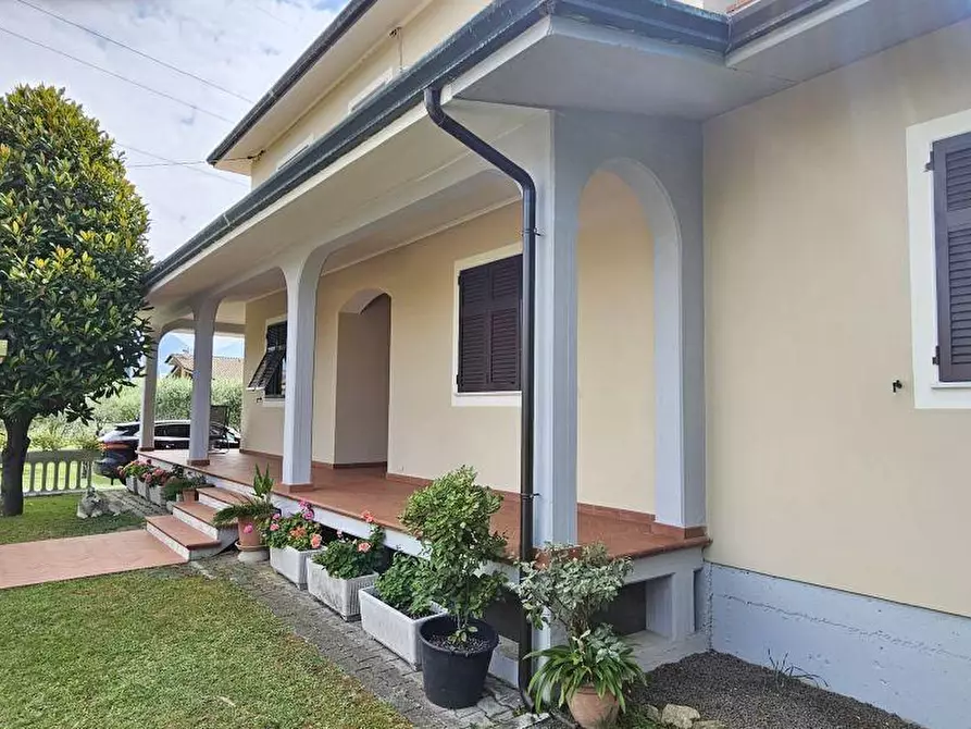 Immagine 11 di Villa in vendita  a Massa