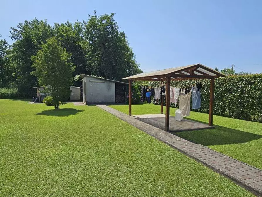 Immagine 4 di Villa in vendita  a Massa