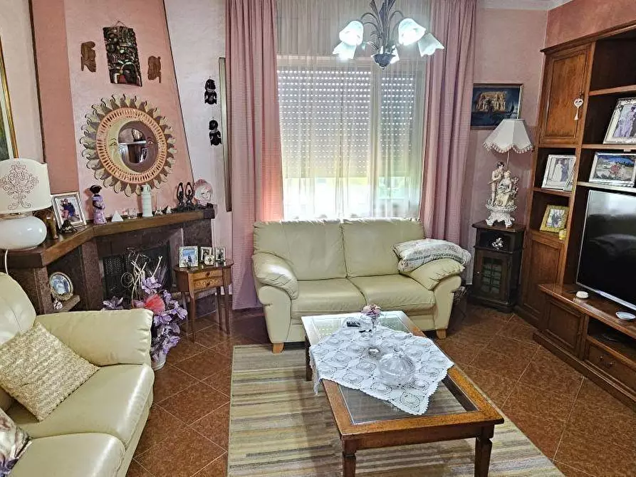 Immagine 36 di Villa in vendita  a Massa