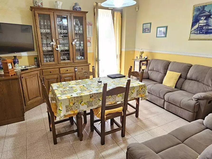 Immagine 12 di Villa in vendita  a Massa