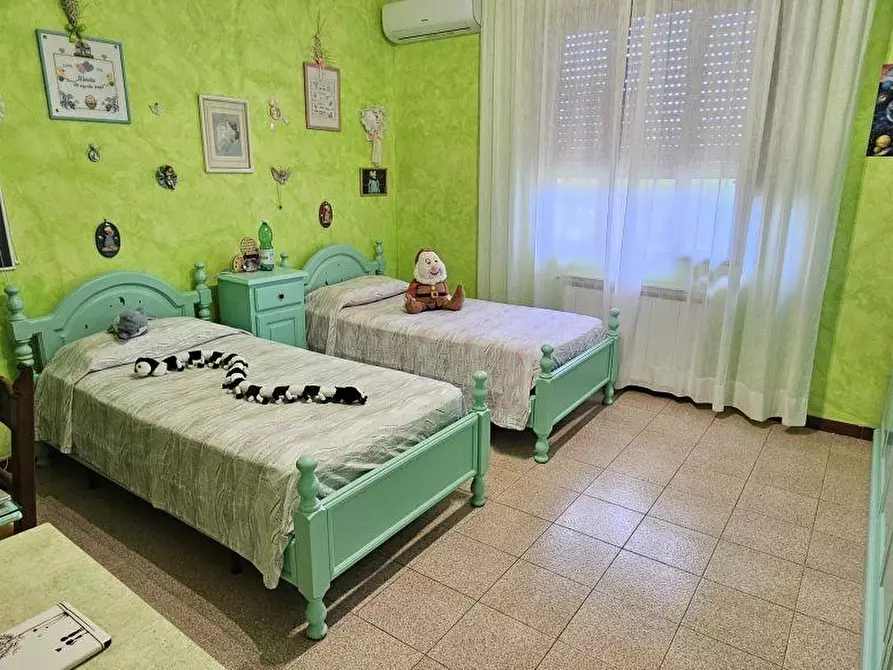 Immagine 18 di Villa in vendita  a Massa