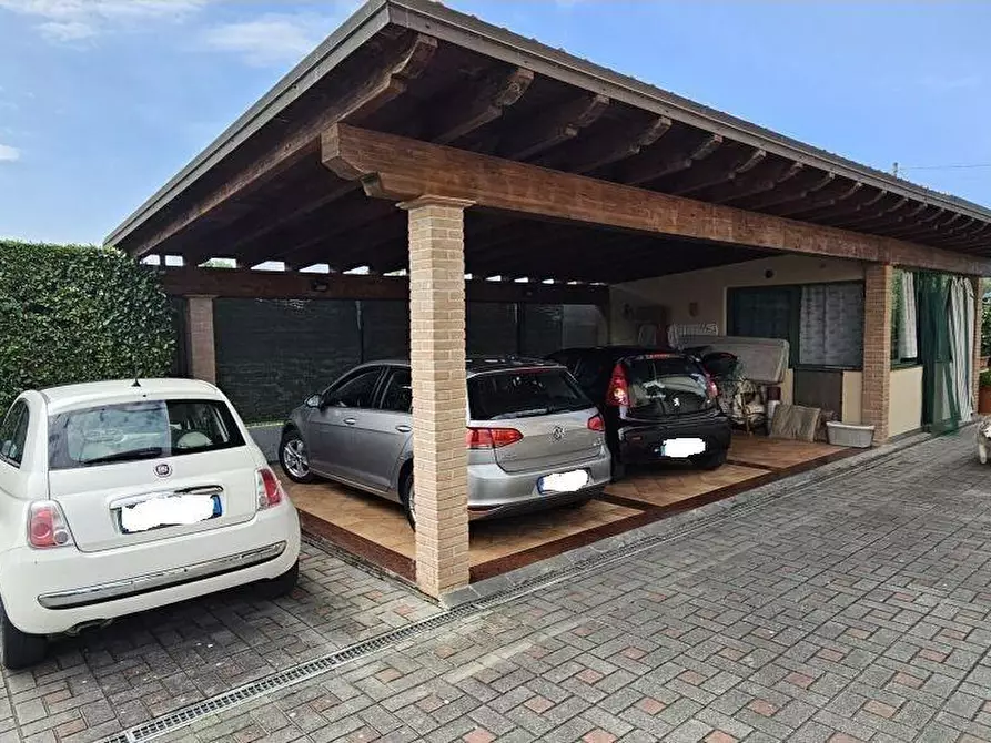 Immagine 49 di Villa in vendita  a Massa