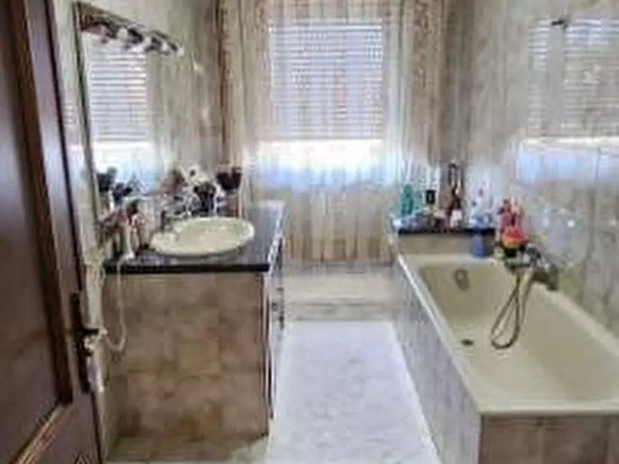 Immagine 46 di Villa in vendita  a Massa