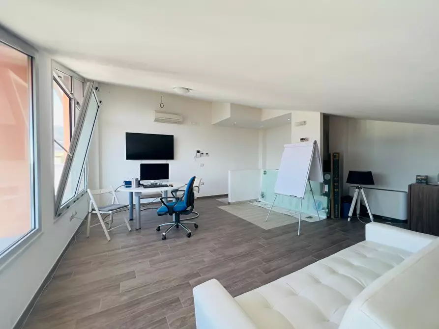 Immagine 17 di Ufficio in vendita  a Massa