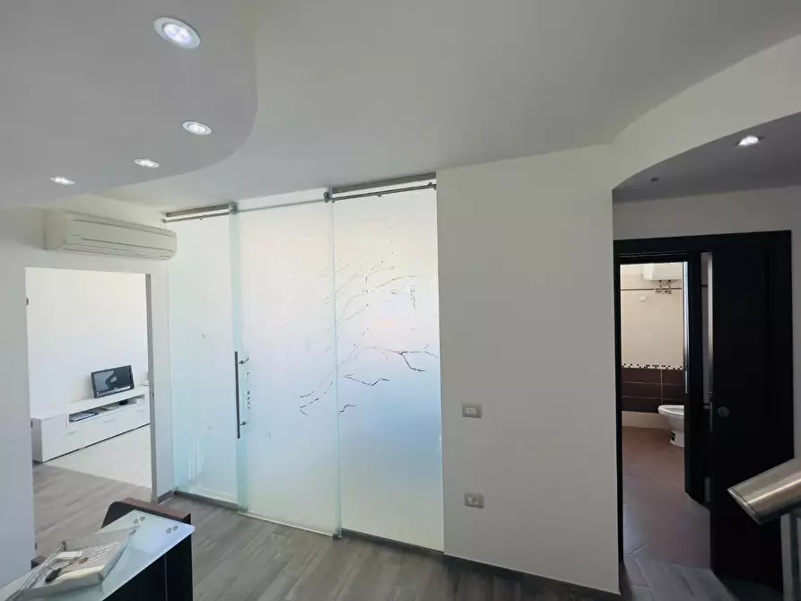 Immagine 13 di Ufficio in vendita  a Massa