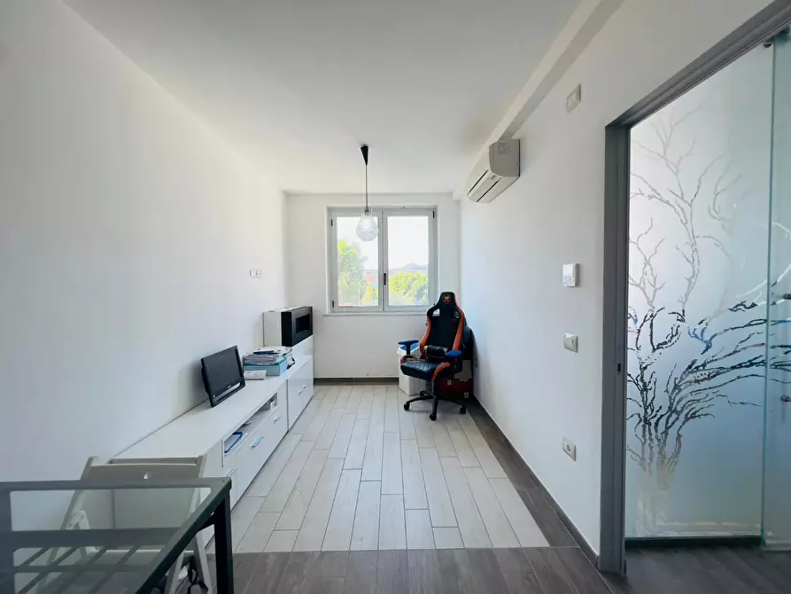 Immagine 9 di Ufficio in vendita  a Massa