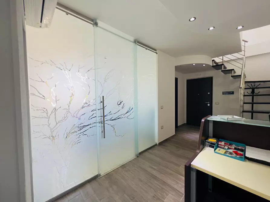 Immagine 11 di Ufficio in vendita  a Massa